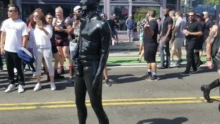 Hunk in Latex Kostüm wird bezahlt um sich in der Öffentlichkeit zu Wichsen