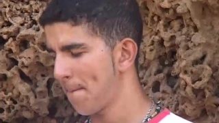 Tunesischer Araber Twink masturbiert seinen haarigen Schwanz am Strand