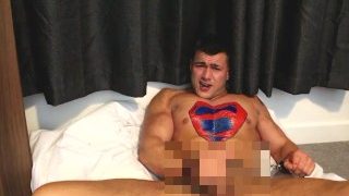 Der Latex-Supermann besiegt seinen Schwanz zum abzuspritzen