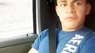 Ein Taxifahrer verlangt von dem jungen Latino Twink einen Blowjob