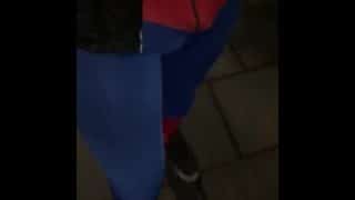 Spiderman zeigt seinen Schwanz auf dem Weg zu Halloween Party