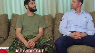 Britischer Soldat wird von amerikanischem Soldaten in den Arsch gefickt – HD